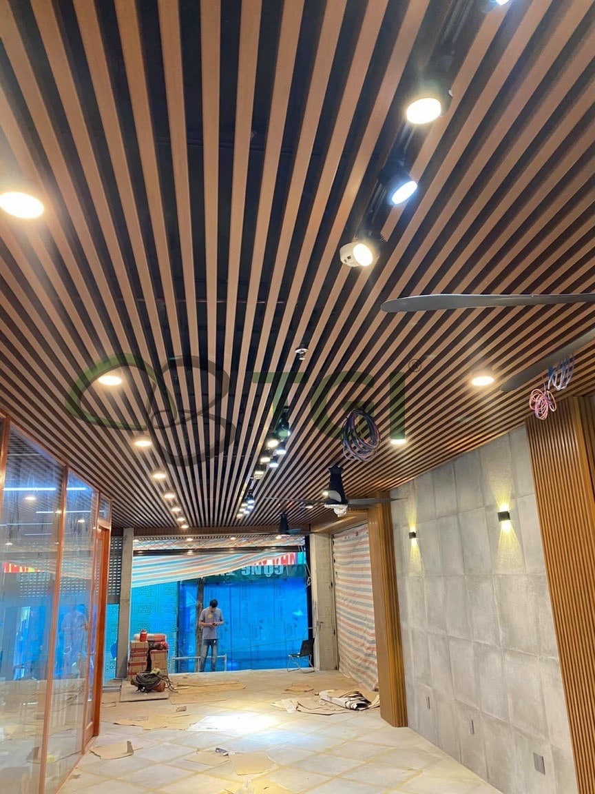 Lam gỗ nhựa dạng sóng dùng để ốp trần - tường